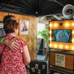 De jolis souvenirs devant la Tchiz in box