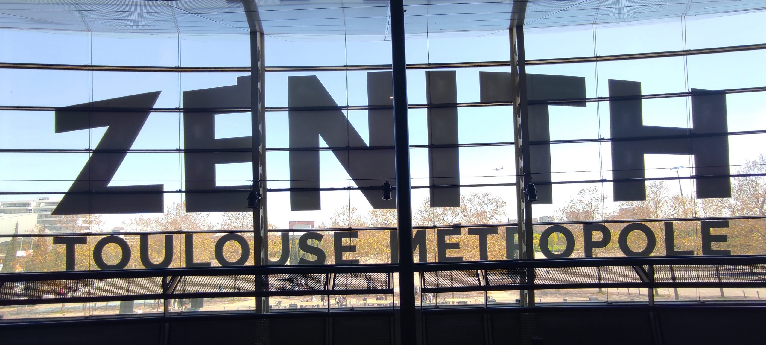 Lire la suite à propos de l’article La Tchiz in Box Photobooth / borne à selfie au ZENITH de TOULOUSE pour vos soirées privilèges VIP ! – STARMANIA – 6 et 8 Avril 2023