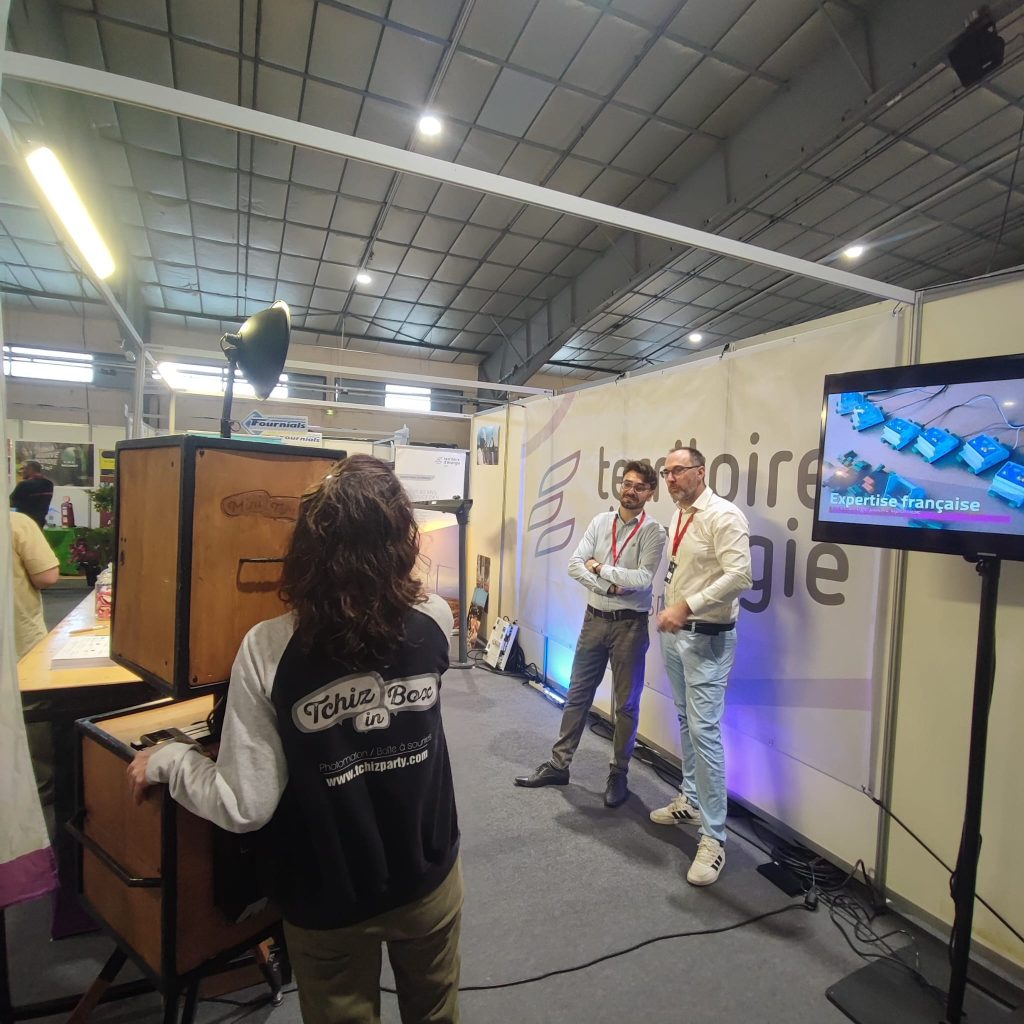 Élus et visiteurs échangeant autour de la borne photobooth Mini Tchiz sur le stand du SDET 81 au Salon des Maires d'Albi
