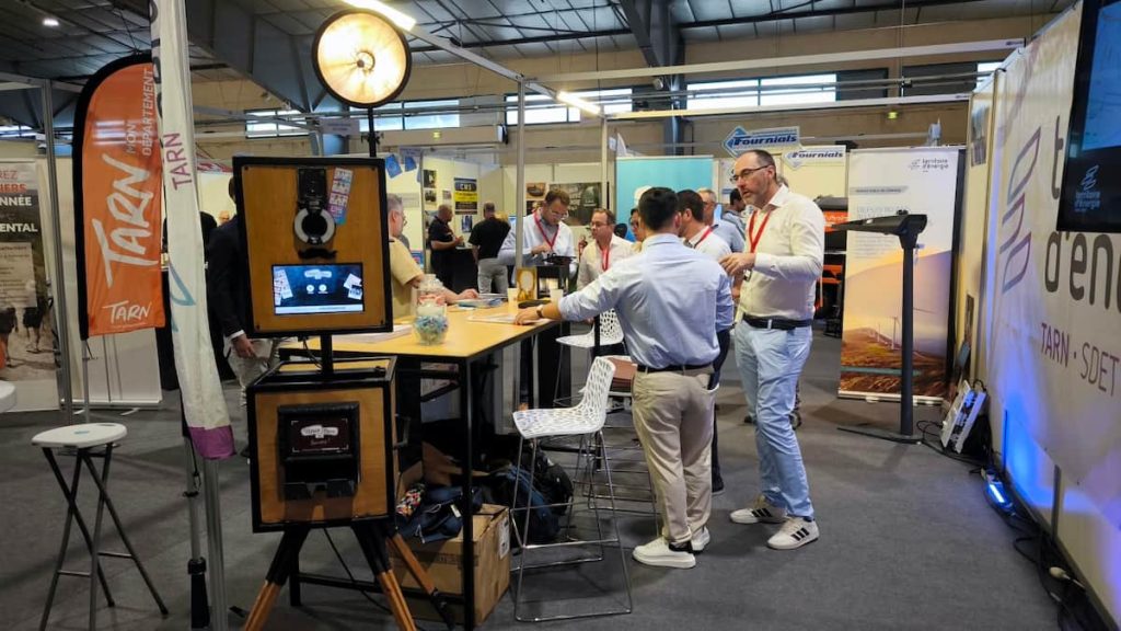 Borne photo vintage Mini Tchiz en bois installée sur le stand Territoire d'Énergie au Salon des Maires du Tarn à Albi